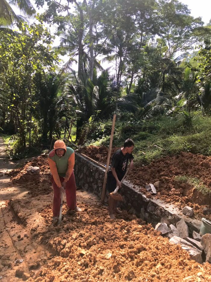 Pengawasan Pembangunan Drainase Dan Talud di RW 04 Desa Karangduwur oleh Kadus 4 02